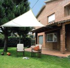 Napvitorla, hűsítő árnyék a kertben.