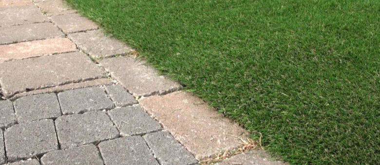 Dekorációs műfű telepítése.